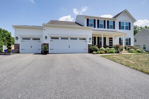 Exterior - Private Deck & Shared Pool: Townsend Apartment (Townsend)
