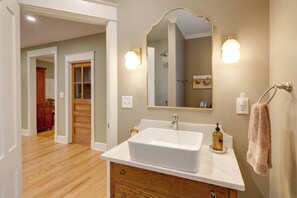 Bathroom - 'The Hand House!' Walk to Downtown & Course (Saratoga Springs)