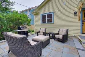 A patio with wicker furniture, a grill, and a house with blue siding. - 'The Hand House!' Walk to Downtown & Race Course (Saratoga Springs)