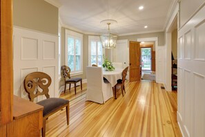 Dining - 'The Hand House!' Walk to Downtown & Course (Saratoga Springs)