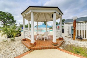 Outdoor dining - Blue Pelican River Oasis on the Neus! Walk to Pier (New Bern)