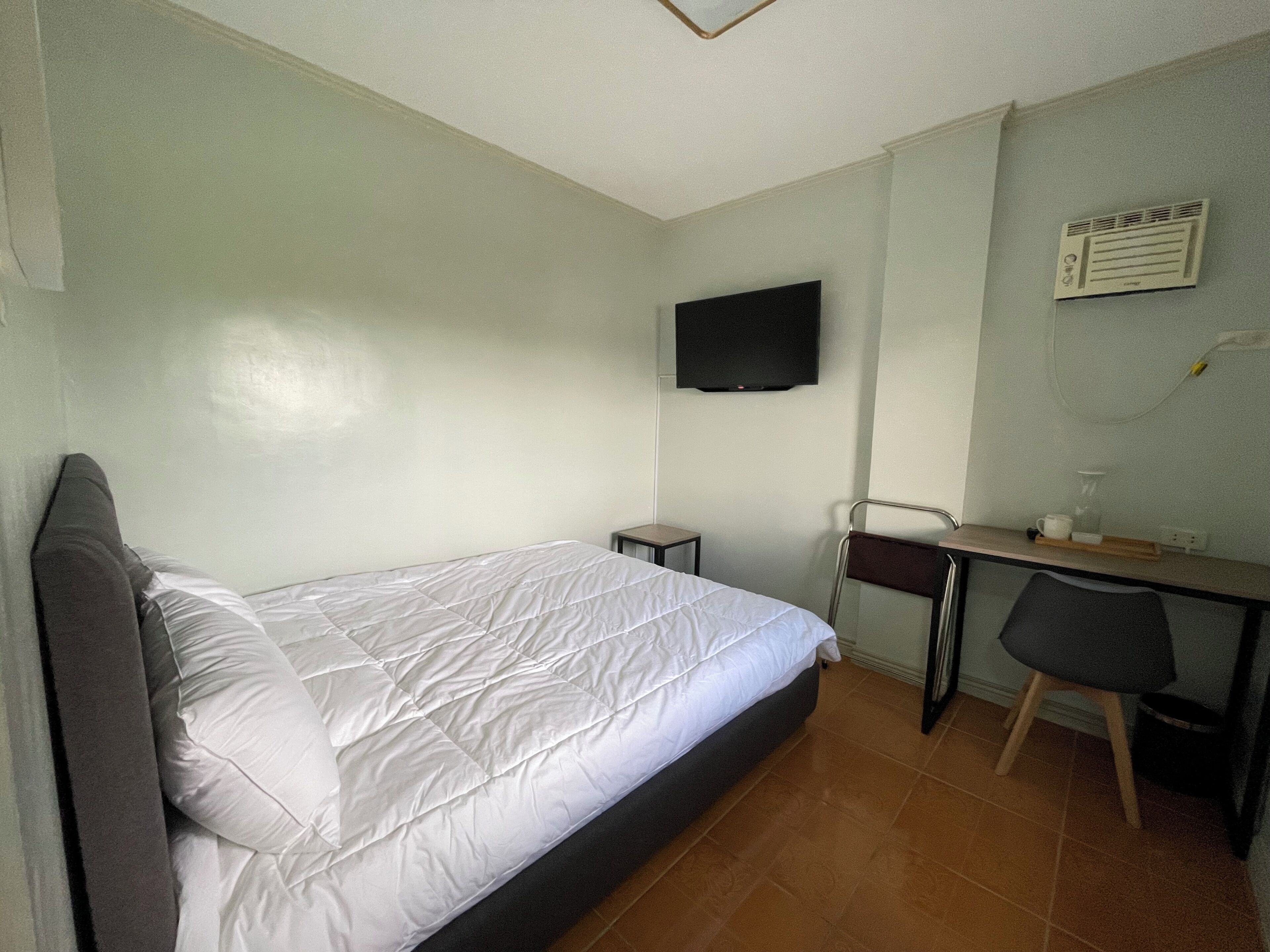 7 bedrooms, WiFi, bed sheets