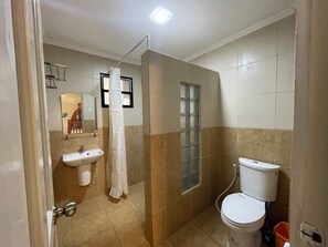 Haartrockner, Handtücher, Seife, Toilettenpapier