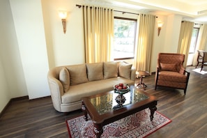 Suite Royal, vista a la montaña | Área de sala de estar