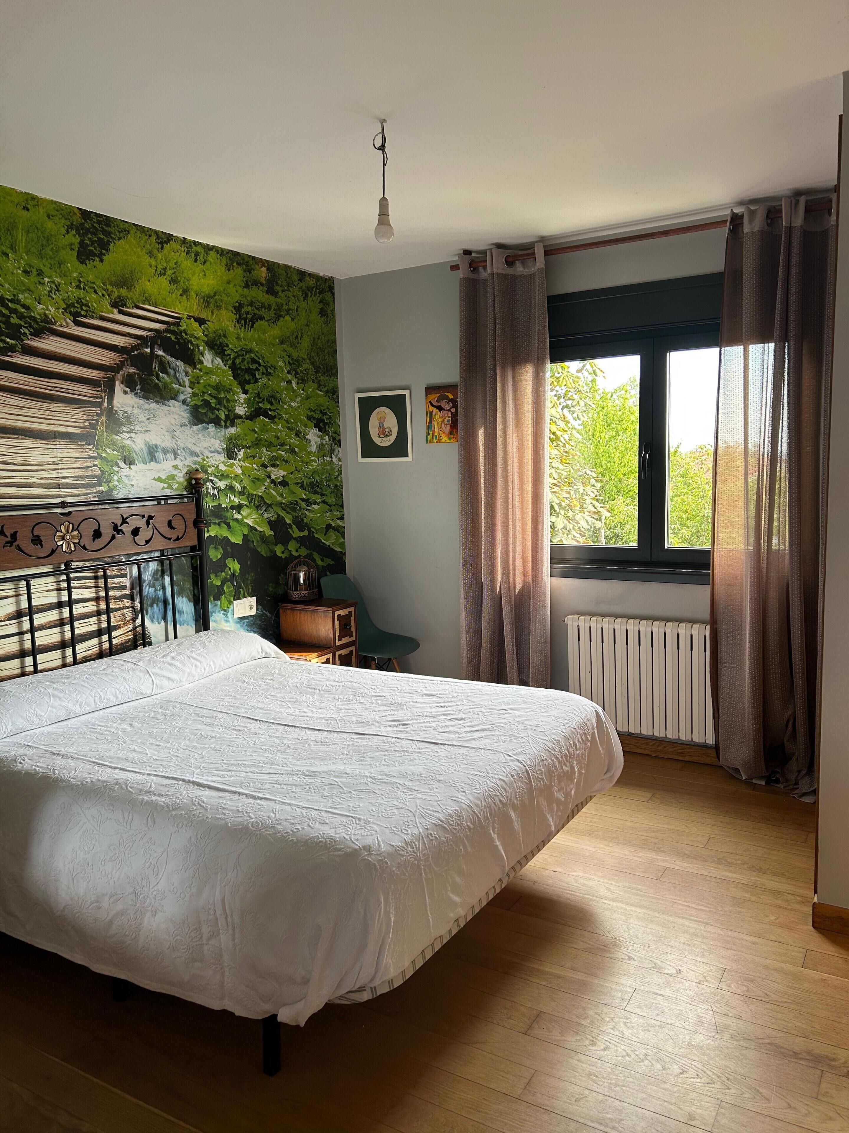 4 bedrooms, iron/ironing board, Internet, bed sheets