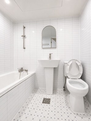 Bathroom - 5F Stay | Cozy Sleep| 4Min Station| Hongdae 20m| Gyeongbokgung30m| Yeouido10m (Seoul)