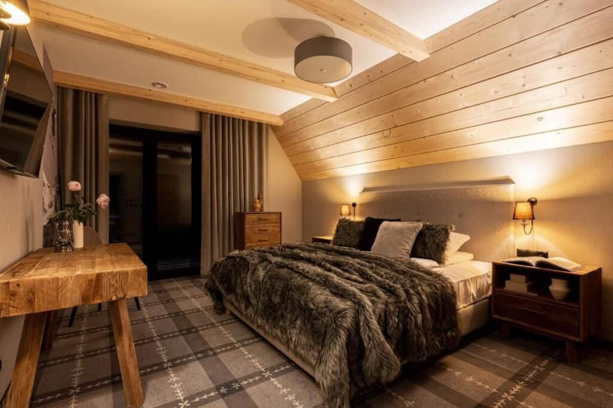 Habitación doble, balcón, vista a la montaña | Insonorización, tabla de planchar con plancha y wifi gratis