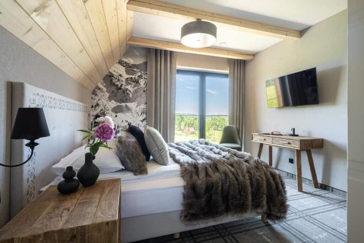 Habitación doble Deluxe, balcón, vista a la montaña | Insonorización, tabla de planchar con plancha y wifi gratis