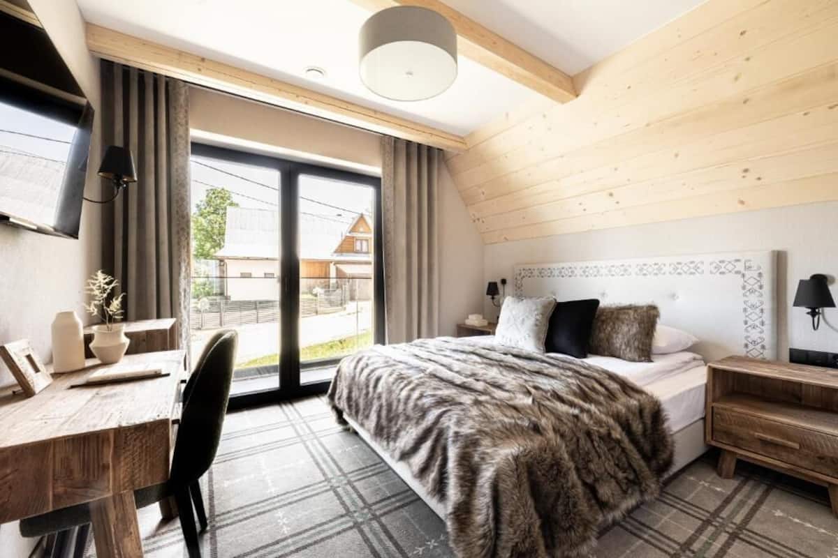 Habitación doble Deluxe, balcón | Insonorización, tabla de planchar con plancha y wifi gratis