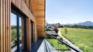 Deluxe-Doppelzimmer, Balkon, Bergblick | Unterkunftsgelände