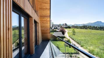 Deluxe tweepersoonskamer, balkon, uitzicht op bergen | Terrein van de accommodatie