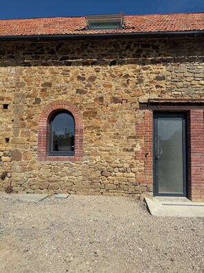 Exterior detail - Cottage nestled among horses and Mont-Saint-Michel (Saint-Loup)