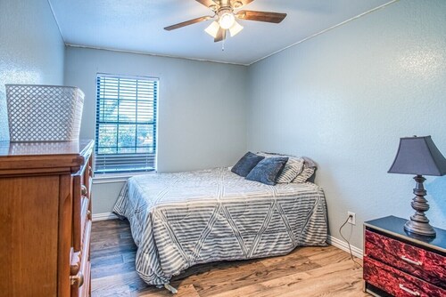 Deevine Homes - Private Bedroom with Shared Bathroom (2)