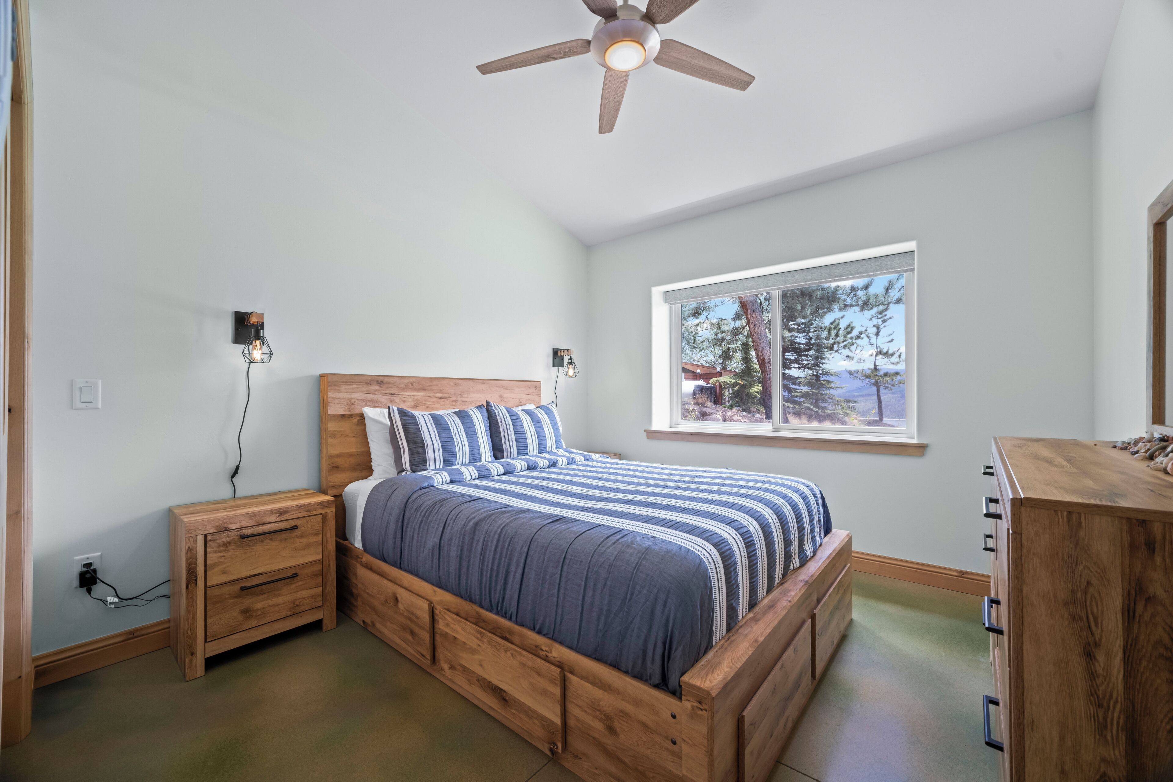 2 bedrooms, desk, iron/ironing board, WiFi (free)