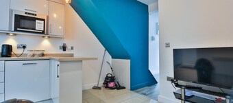 Modern 3-Bed House with Courtyard, Treforest