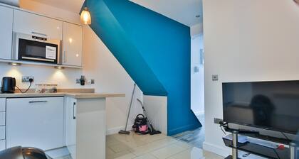 Modern 3-Bed House with Courtyard, Treforest