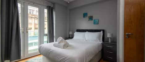 Iron/ironing board, internet, bed sheets