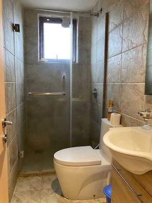 Classic-Apartment, Balkon, Stadtblick | Badezimmer
