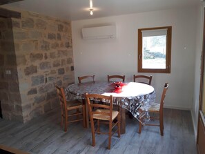 Dining - 3-bedroom chalet in serene Cardaillac with cool AC breeze (Cardaillac)