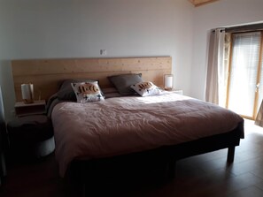 Room - 3-bedroom chalet in serene Cardaillac with cool AC breeze (Cardaillac)