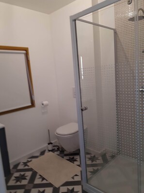 Bathroom - 3-bedroom chalet in serene Cardaillac with cool AC breeze (Cardaillac)