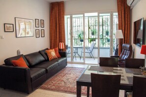 Living area - Funky one bedroom best location (Jerusalem)