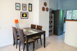 Dining - Funky one bedroom best location (Jerusalem)