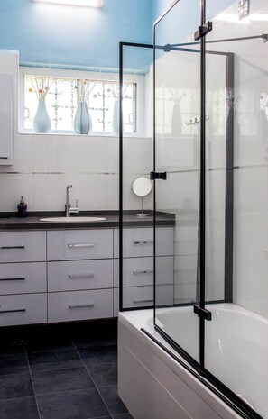 Bathroom - Funky one bedroom best location (Jerusalem)