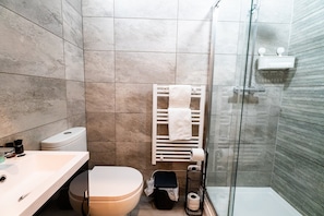 Dusche, Haartrockner, Handtücher