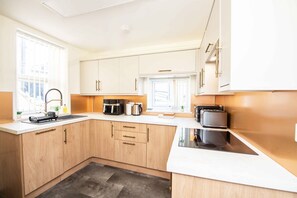 Private kitchen - Albert Edward House – Modern 2BR Home in Liverpool (Liverpool)