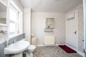 Bathroom - Albert Edward House – Modern 2BR Home in Liverpool (Liverpool)