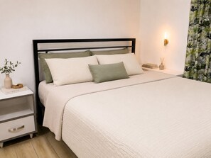 Room - Coastal Nook Flic en Flac – Tropical Stay with Pool Near Beach & Cascavelle Mall (Flic en Flac)