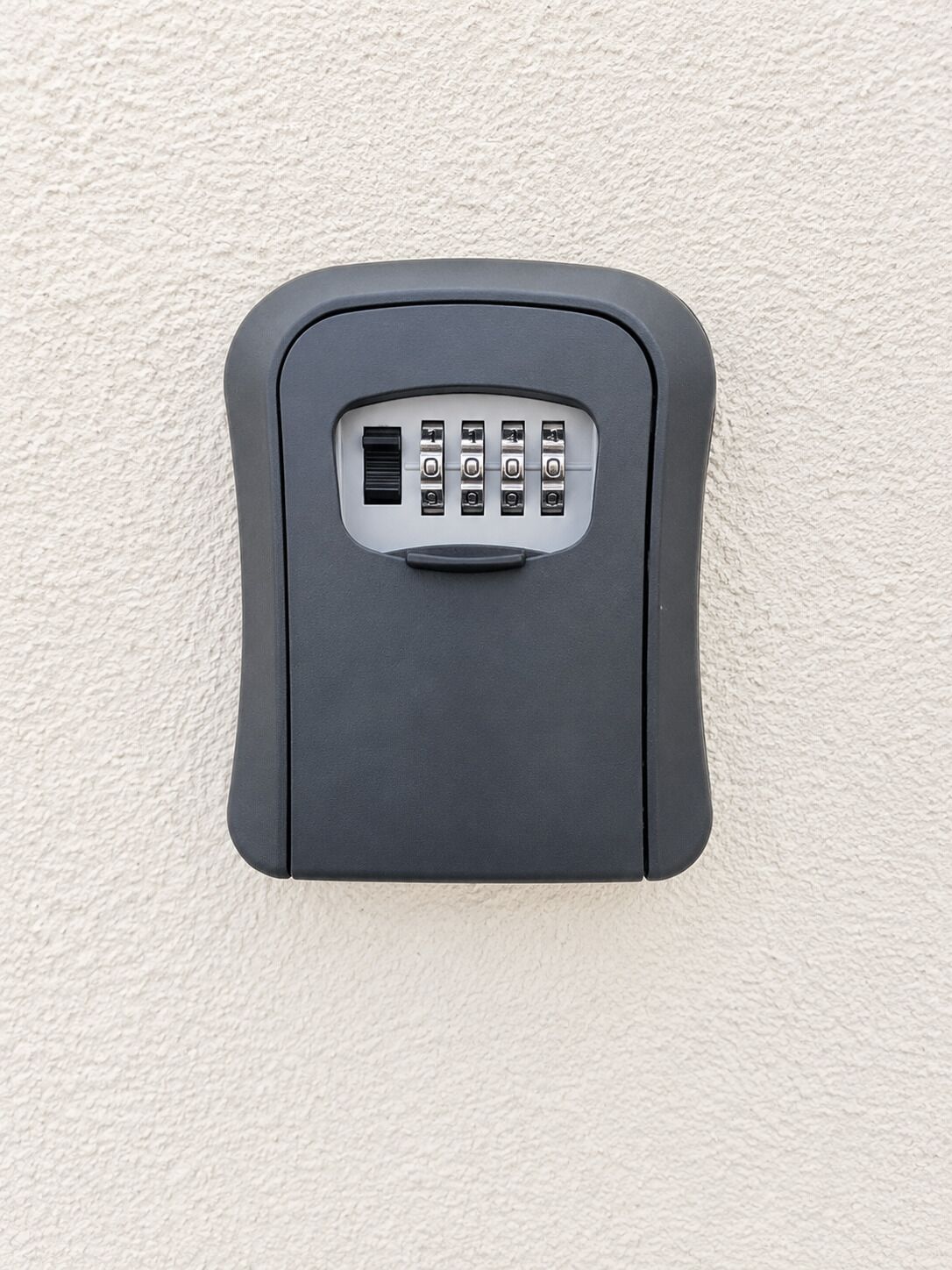 Un clavier à code intégré dans un mur à texture.