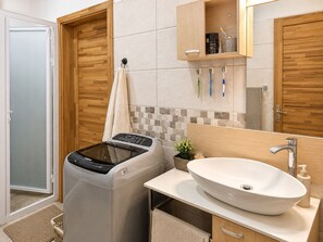 Bathroom - Coastal Nook Flic en Flac – Tropical Stay with Pool Near Beach & Cascavelle Mall (Flic en Flac)