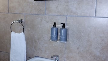 Classic Double Room, Garden View | Bathroom