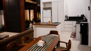 Een knus verblijf met een eethoek, kitchenette en een zithoekje.
