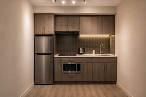 Private kitchen - Modern 2BR Suite Near CN Tower, Nightlife & Attractions (Toronto)