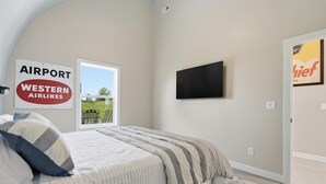 2 bedrooms, iron/ironing board, free WiFi - Hangar 2 - Pleasant Hill Retreat Near Fishing Pond (Pleasant Hill)