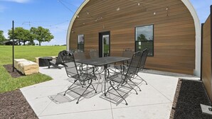 Outdoor dining - Hangar 2 - Pleasant Hill Retreat Near Fishing Pond (Pleasant Hill)