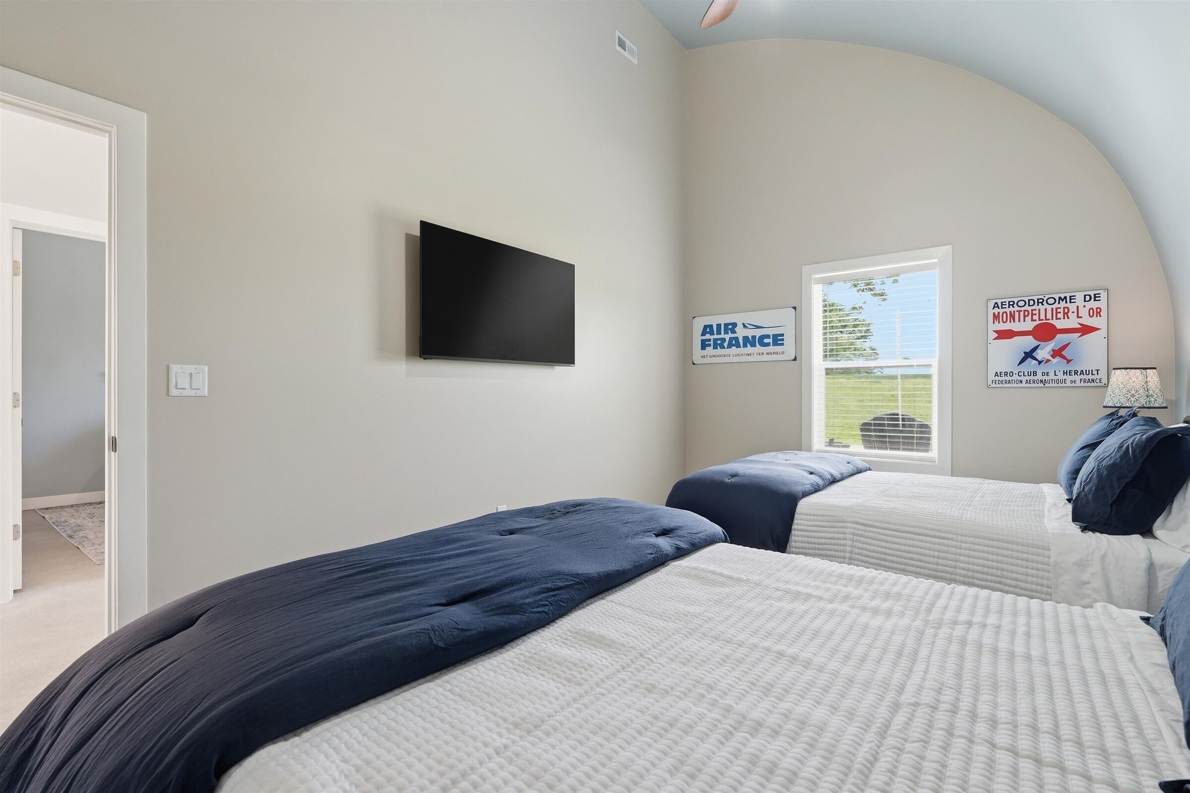 2 bedrooms, iron/ironing board, WiFi (free)