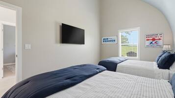 2 bedrooms, iron/ironing board, WiFi (free)