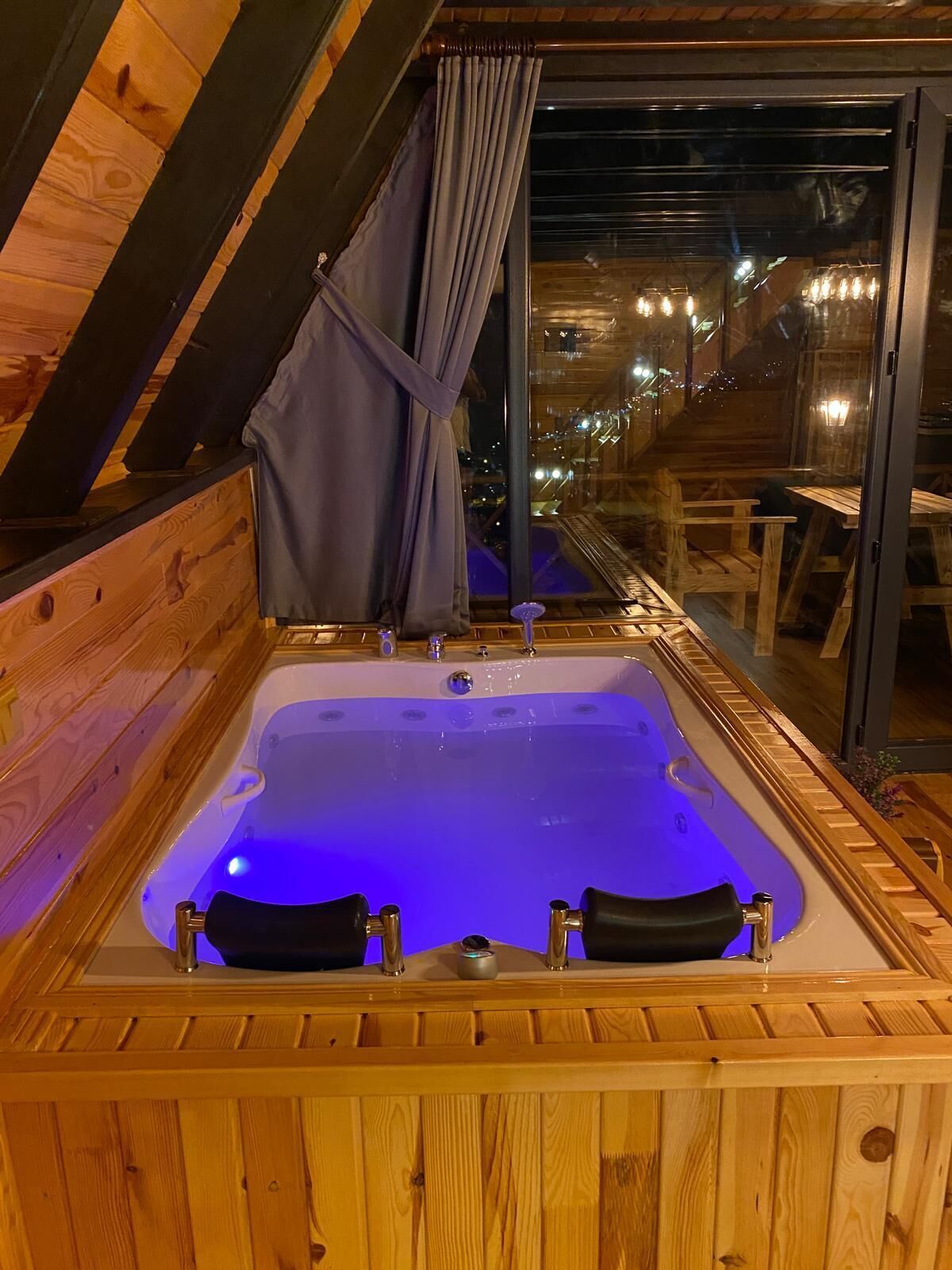 Jakuzili Deluxe Bungalow | Bubbelpool inomhus