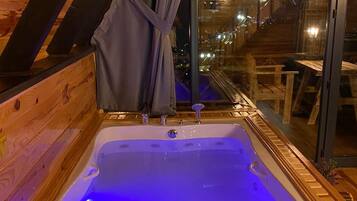 Jakuzili Deluxe Bungalow | Bubbelpool inomhus