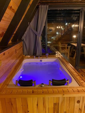 Jakuzili Deluxe Bungalow | Bubbelpool inomhus