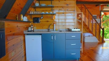 Frigobar, utensilios de cocina, freezer, servilletas de papel