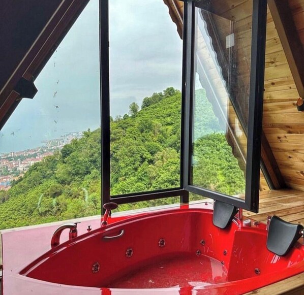 Jakuzili Deluxe Bungalow | Interiör