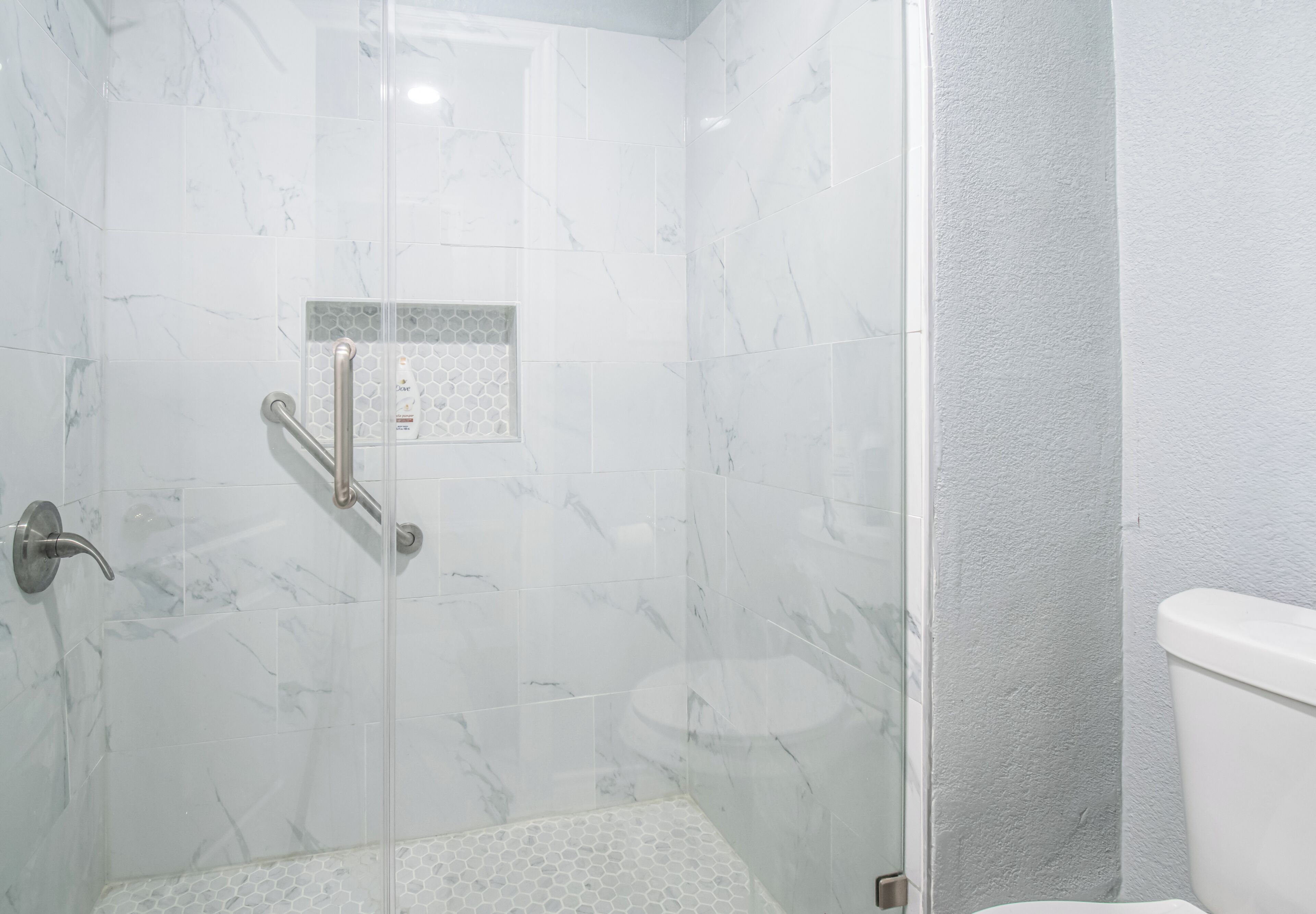 Douche, séchoir à cheveux, serviettes fournies, savon