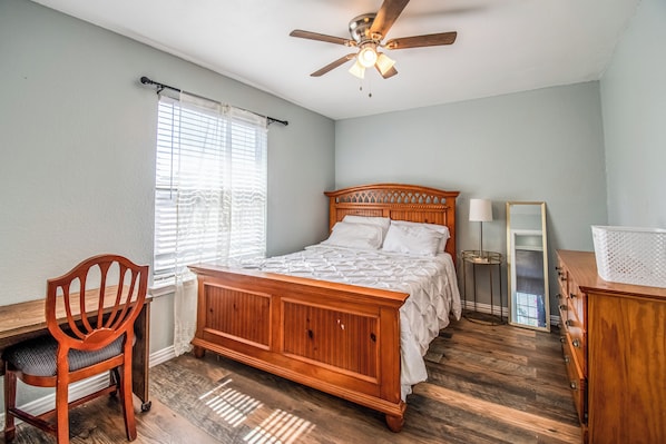 Habitación, 1 cama Queen size | Escritorio, espacio para trabajar con laptop y wifi gratis 