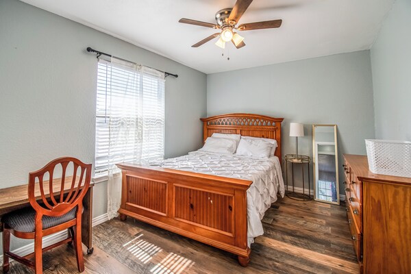 Deevine Homes - Private Bedrooms With Shared Bathroom - Carrollton, TX
