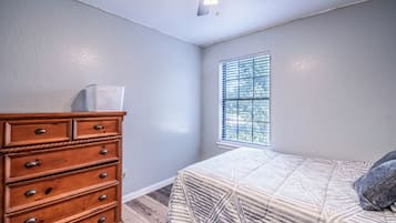 Basic Room | Desk, laptop workspace, free WiFi